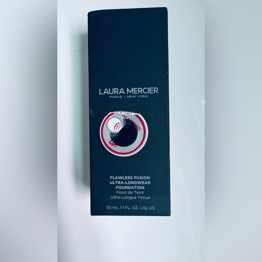 Laura Mercier Flawless Fusion Ultra-Longwear Foundation - Black Packaging